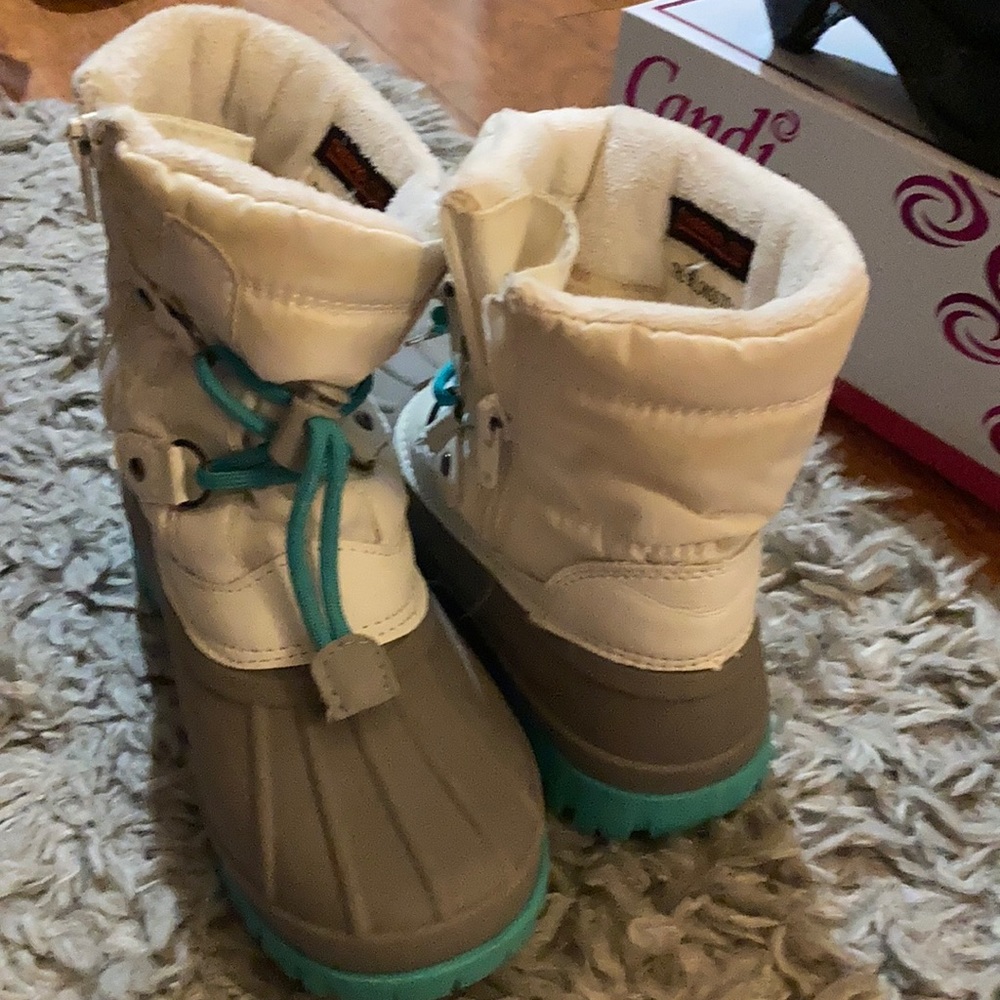 Snow boots